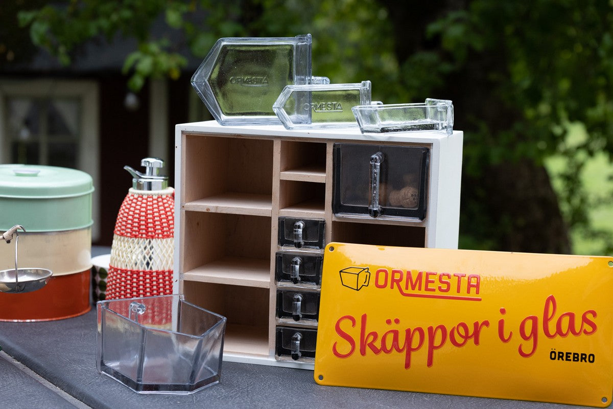 Ormesta hyllor med skäppor och burkar