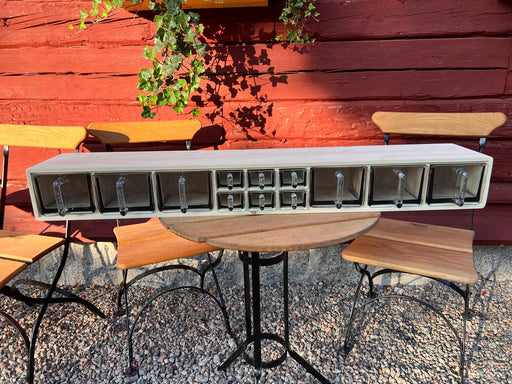 Ormesta hylla för skäppor och burkar