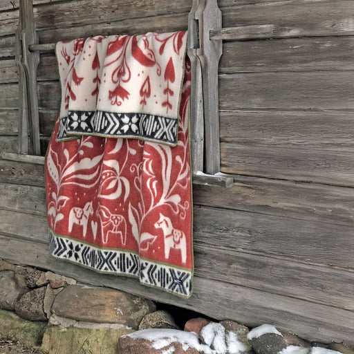 Dalarna ullfilt i rött, med dalahäst och kurbits