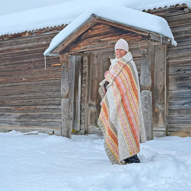 Hverdag ullfilt buren utomhus i snö
