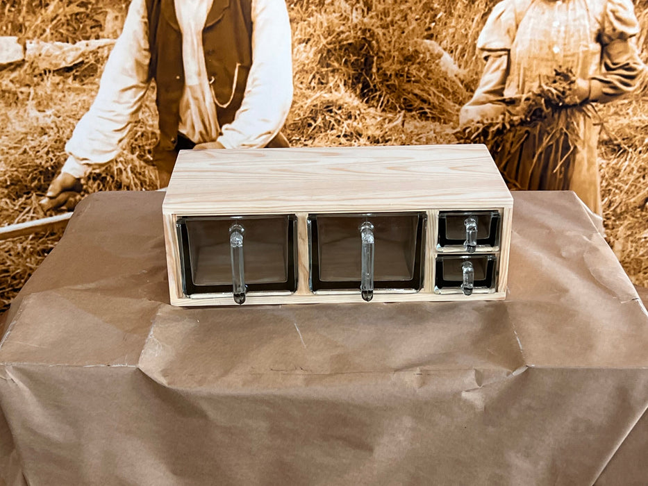 Ormesta hylla för skäppor och burkar