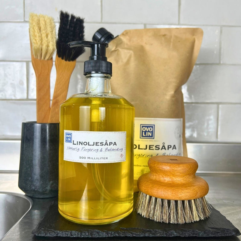 Ovolin Linoljesåpa i badrum med borste