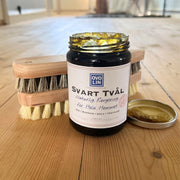 Svart tvål på trägolv