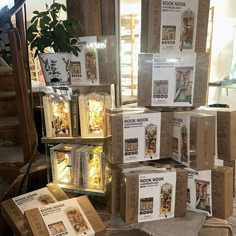 Bookshelf Viewing Cabinet