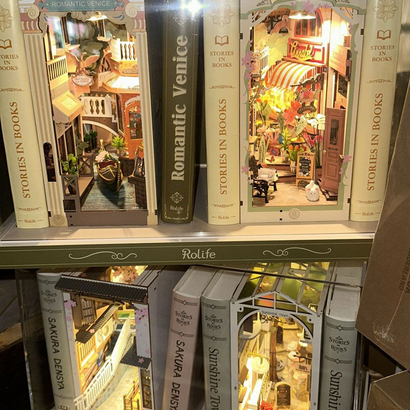 Bookshelf Viewing Cabinet